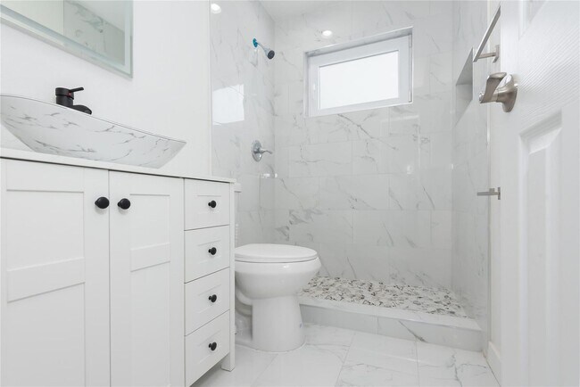 Building Photo - 713 SW 4th Ct