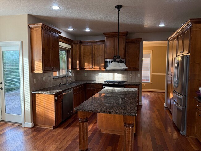 Building Photo - Goregous 5 Bedroom Home! Great Location! Vaulted Ceilings! Fenced Yard! 3- Car Garage & More!