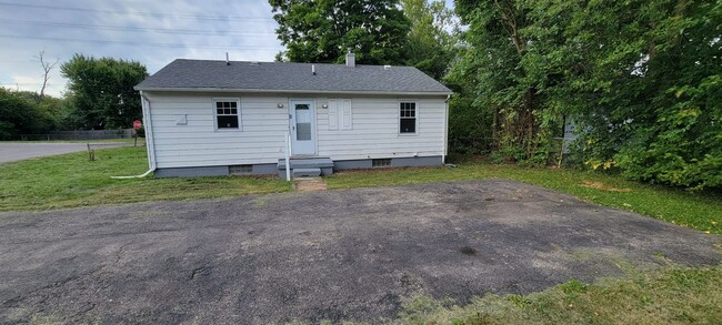 Building Photo - Updated 3 bedroom home with extra space in...