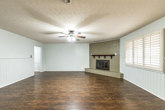 Building Photo - Charming 3 bedroom 2 bathroom