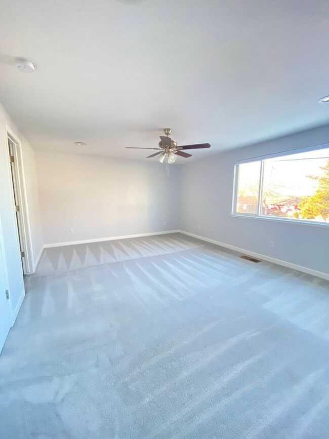 Building Photo - Large 5 Bedroom off of Mayberry Dr.