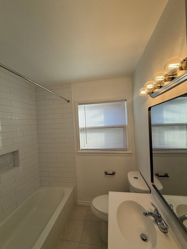 Building Photo - 2 bedroom 2 bathroom house 76116