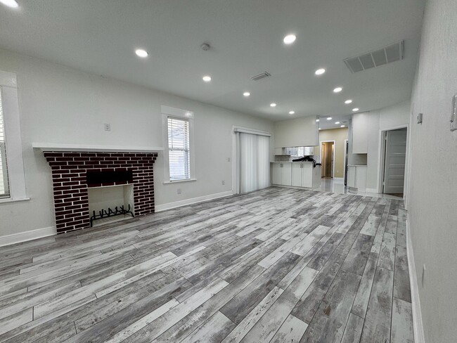 Building Photo - 409 S Willow Ave