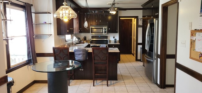 Building Photo - Spacious Home in Quiet Neighborhood