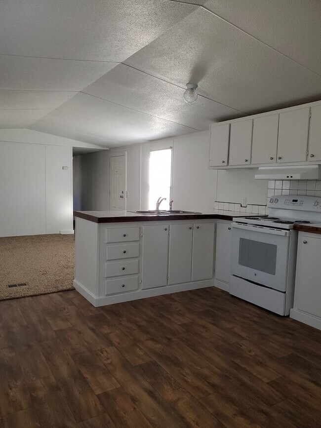 Building Photo - Ready to move in