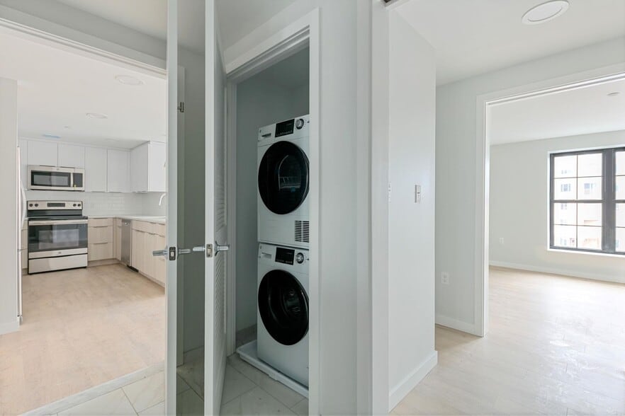 Building Photo - 28 Soden St