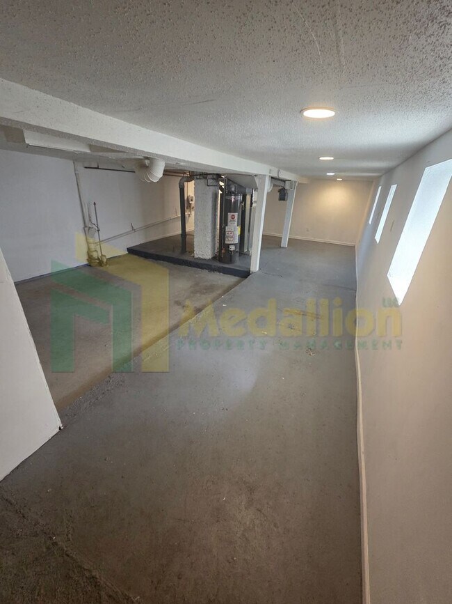 Building Photo - Spacious 3-Bedroom Home with Modern Update...