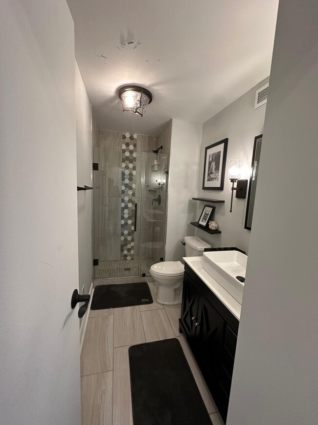 Building Photo - 6033 N Sheridan Rd