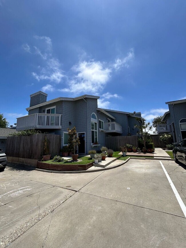 Building Photo - New! Fully Furnished Costa Mesa Condo Near Back Bay!
