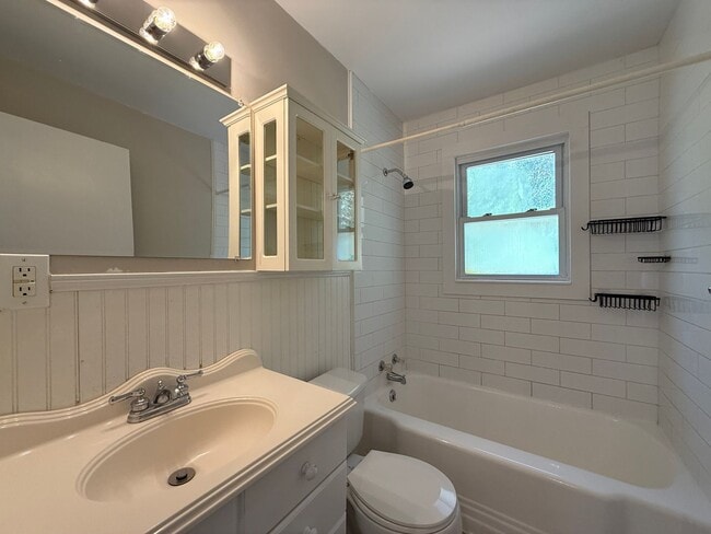 Building Photo - 1320 Miller St