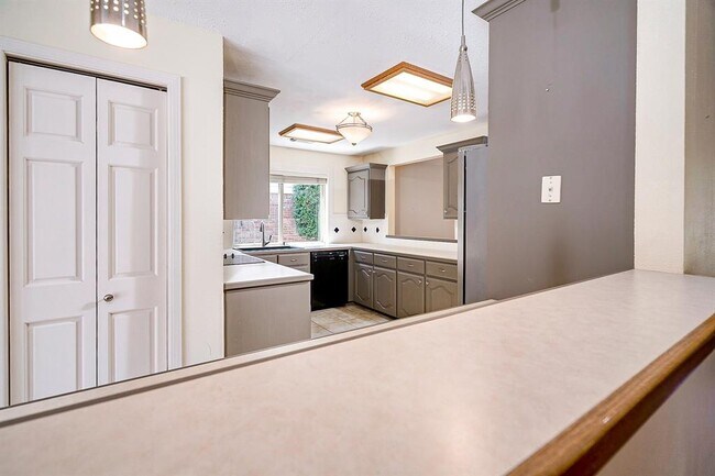 Building Photo - 10631 Del Monte Dr