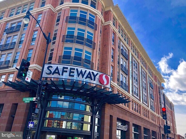 Building Photo - 616 Quebec Place NW