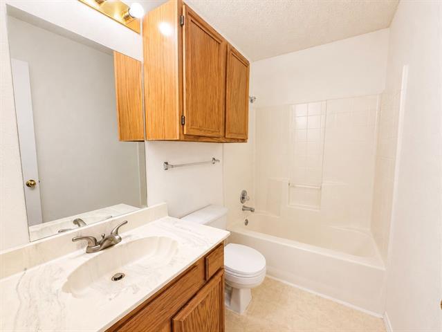 Building Photo - 824 Elm Falls Pl