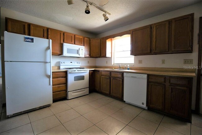 Building Photo - 124 Lakeview Dr