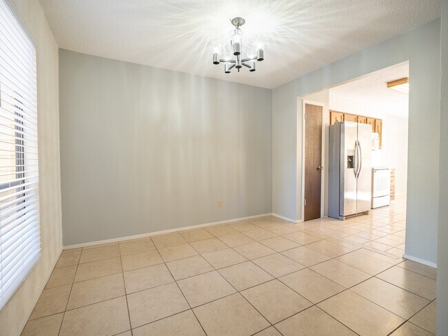 Building Photo - 1209 Hi Stirrup