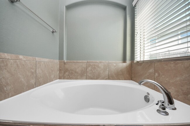 Building Photo - 2402 Village Lakes Dr