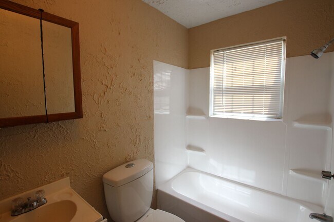 Building Photo - Available! 1 Bedroom, 1 Bath in Tyler!