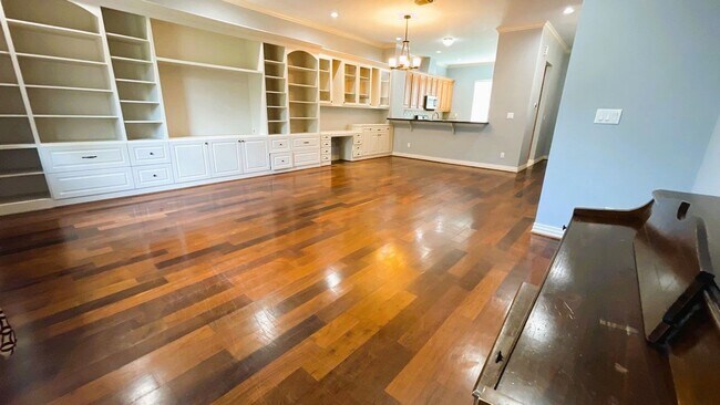 Building Photo - GORGEOUS Townhome in Inner Loop Gated Community **Ask about our NO CASH DEPOSIT option through OB...