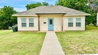 Building Photo - Charming 2-Bed Home in Chickasha -  Move-In Ready