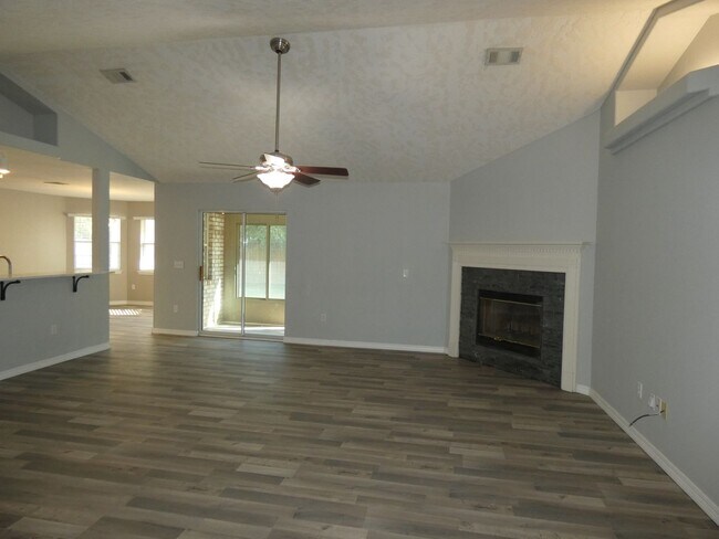 Building Photo - Spacious 3-Bedroom Home - Pace