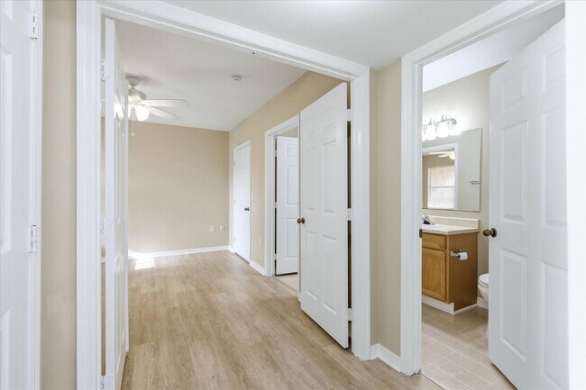 Building Photo - 1015 Villagio Cir