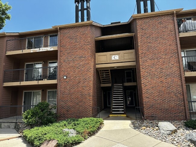 Building Photo - AVAILABLE NOW!  Charming Chestnut Condo!