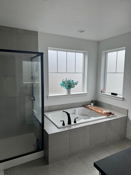 Master bathroom - 16187 SW Vance Ln