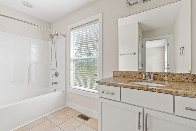 Building Photo - House in Kenilworth - Beautifully Refreshed!