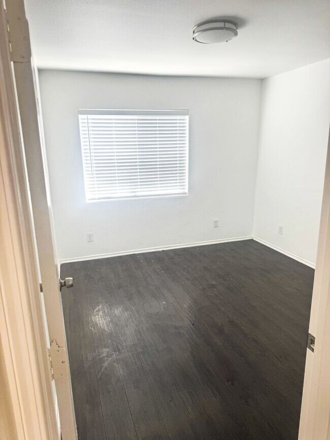 Building Photo - 7230-32 TUJUNGA AVE,
