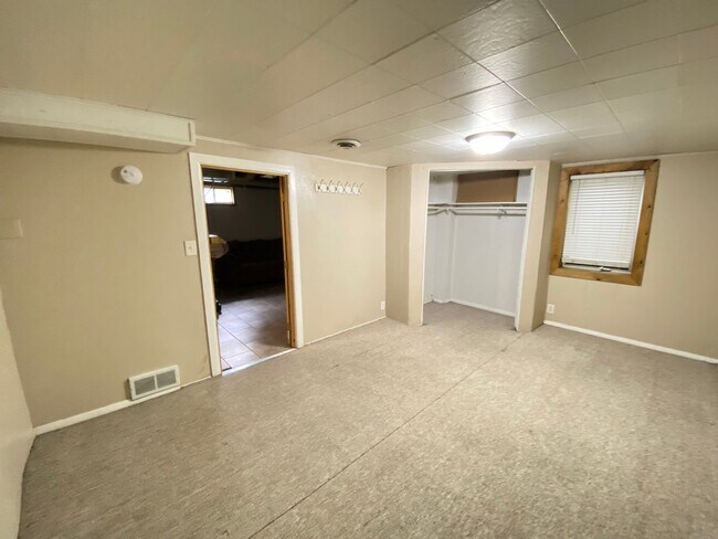 Building Photo - Now leasing for May 2026! Four Bed/Two Bath