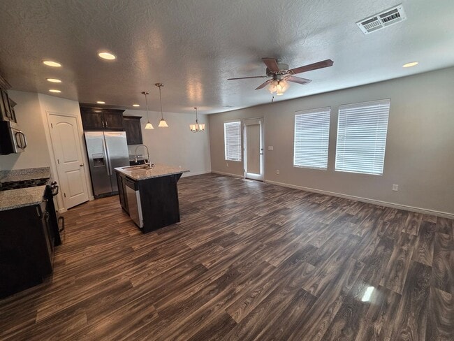 Building Photo - Spacious 4 Bedroom Home!