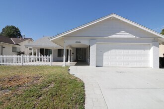 Building Photo - Beautiful 3/bedroom home in Canyon Country !
