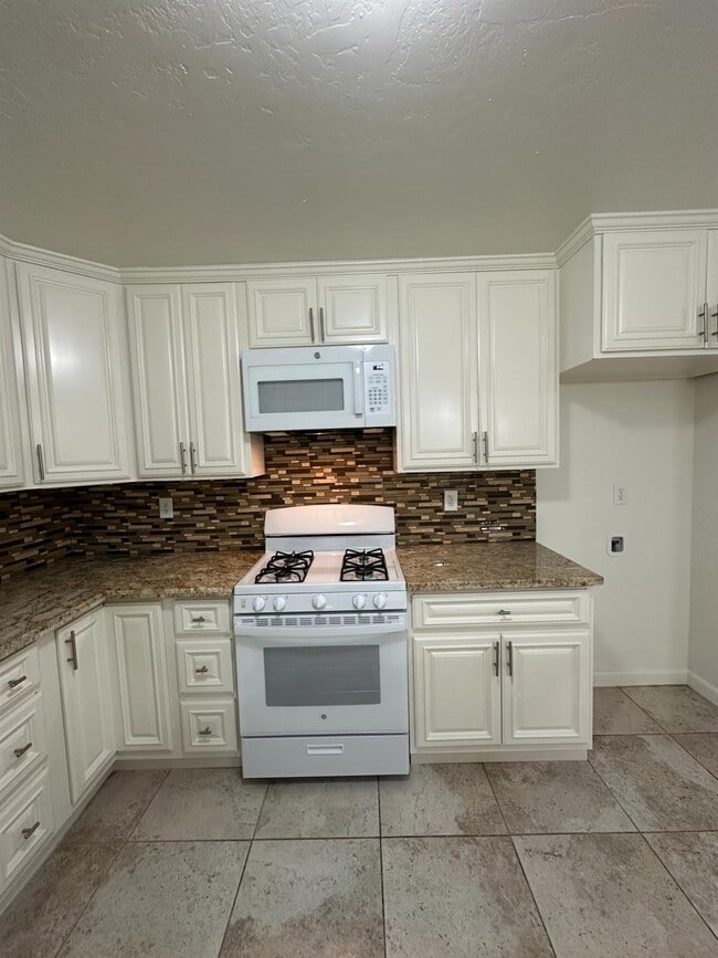 Building Photo - 440 N Homsy Ave