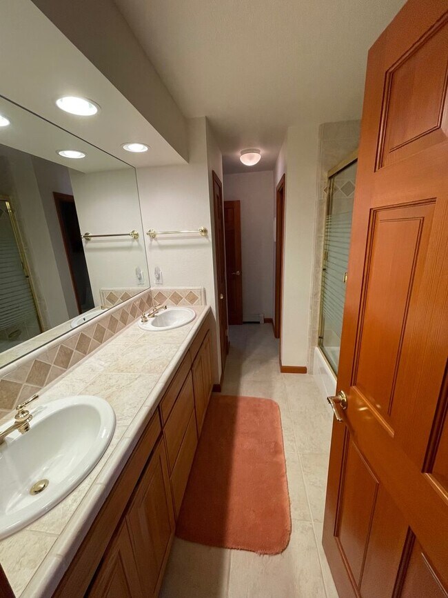 Building Photo - Large fully furnished beautiful home w/ boat dock avail. for a longterm lease or seasonal lease! ...