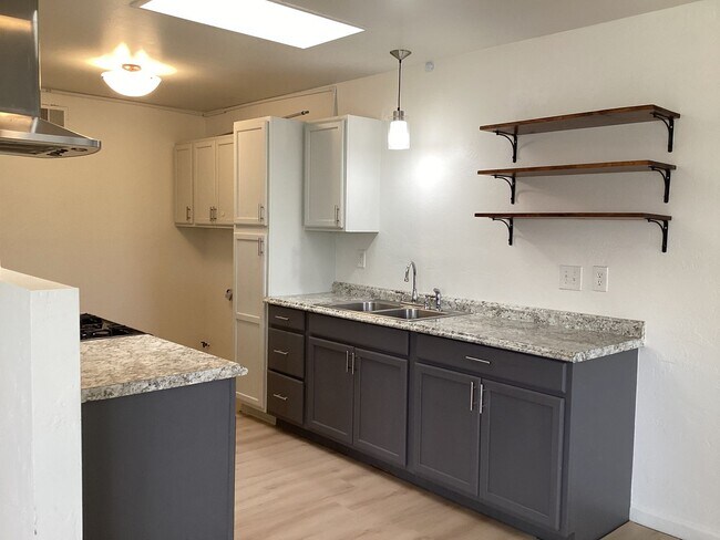 Building Photo - Single Story Updated Pet Friendly Home