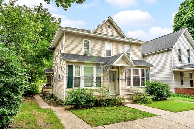 Building Photo - 636 Livingston Ave NE