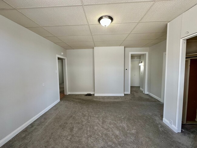 Building Photo - Norwood- Adorable Duplex with ample space ...