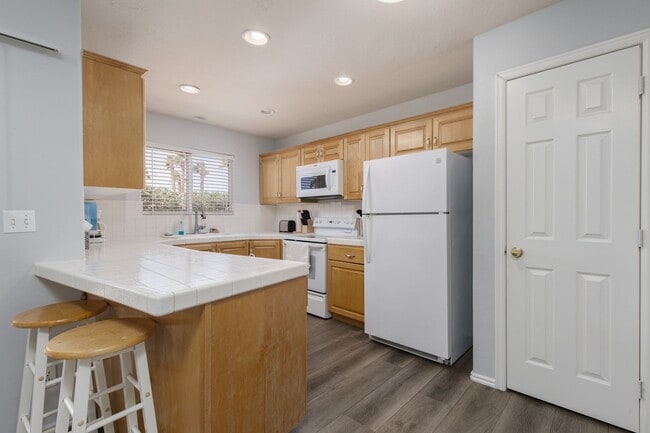 Building Photo - Scenic View Community two-story townhouse ...