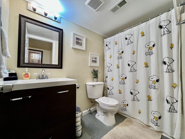 Building Photo - Great corporate furnished rental- close to everything.