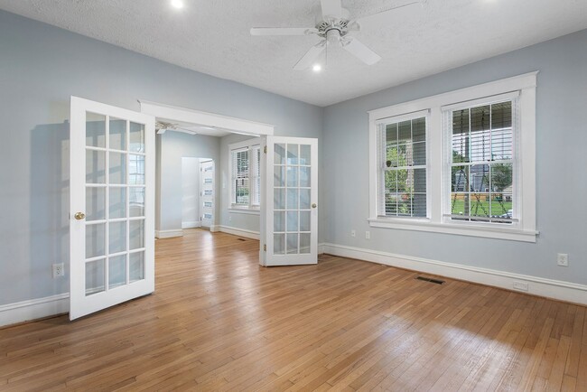 Building Photo - Stylish and Spacious: Renovated 5-Bedroom ...