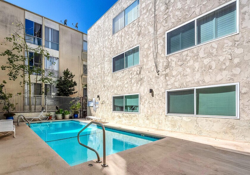 Building Photo - 11656 Montana Ave
