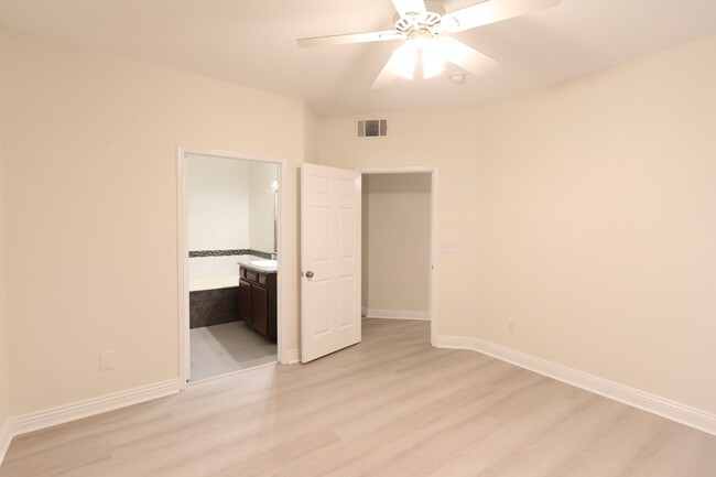 Building Photo - Guard Gated Summerlin 2 Bed Condo