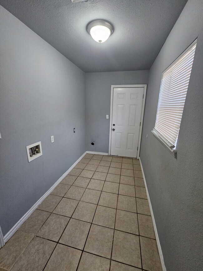 Building Photo - 411 NW Greenmeadow Dr