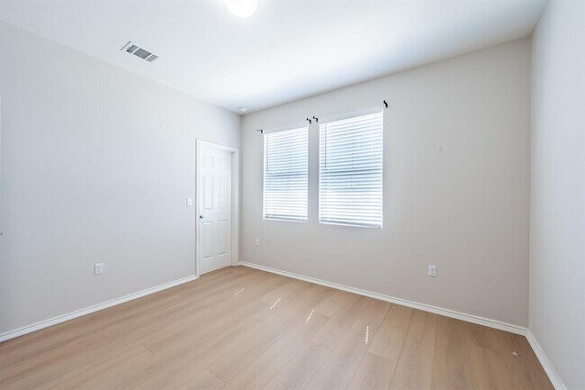 Building Photo - 1918 Tasmanian Tiger Trace