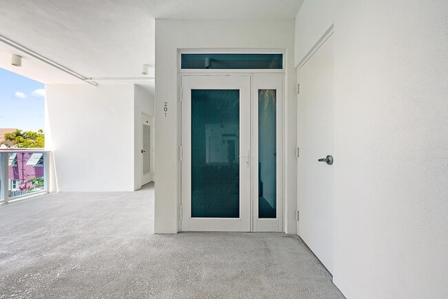 Building Photo - 1 S Palmway