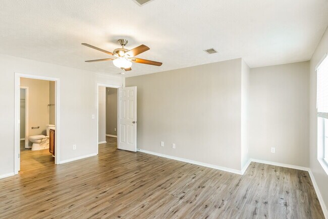 Building Photo - 2803 Creekbend Dr