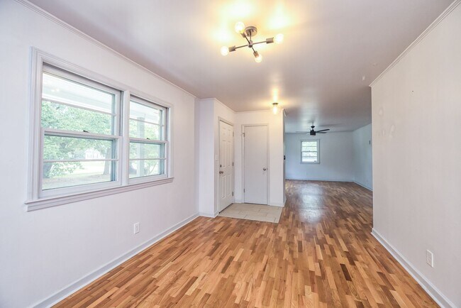 Building Photo - 9 Castlewood Dr