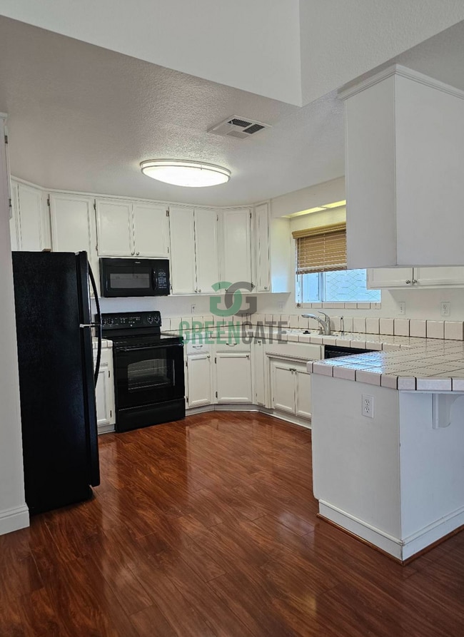 Building Photo - NOW AVAILABLE! Make this spacious 3 bedroo...