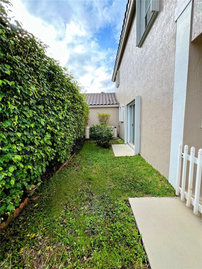 Building Photo - 10560 NW 57th Ct