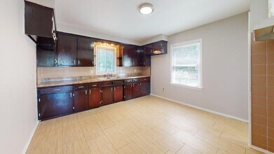 Building Photo - 3 Bedroom Single Family Home